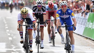 Germany&#039;s Maximilian Schachmann (R, 1st) from Team Quick-Step Floors crosses the finish line in front of Slovenia&#039;s Matej Mohoric (L) from Team Bahrain-Merida, the Netherlands&#039; Tom Dumoulin (2nd L) from Team Sunweb and Germany&#039;s Nils Politt (2nd R) from Team Katusha Alpecin at the end of the second stage of the Tour of Germany cycling race on August 24, 2018 in Trier, western Germany. (Photo by Bernd Thissen / dpa / AFP) / Germany OUT