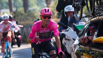 Primoz Roglic toma vino espumoso camino de Roma para celebrar su victoria en el Giro.