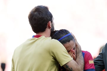 Aitana Bonmat¨ª es consolada por un miembro del cuerpo t¨¦cnico azulgrana tras finalizar el partido.