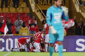 Independiente Santa Fe vence a Rampla Juniors en la segunda ronda de la Copa Sudamericana en partido jugado en El Campín. Henao marcó los goles del triunfo