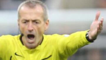 Martin Atkinson durante un partido de Premier