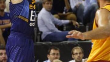 El alero de la selecci&oacute;n espa&ntilde;ola Rudy Fern&aacute;ndez (i) lanza a canasta durante el partido amistoso preparatorio para el Eurobasket 2015 que Espa&ntilde;a y Macedonia disputan esta noche en el Madrid Arena.