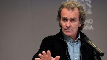 MADRID, 01/02/2021.- El director del Centro de Coordinación de Alertas y Emergencias Sanitarias, Fernando Simón, ofrece una rueda de prensa este lunes en el Ministerio de Salud en Madrid. Las discrepancias sobre las medidas de restricción continúan en esta tercera ola, pues mientras el Gobierno ha reiterado su llamamiento a las comunidades para que amplíen las limitaciones apurando el actual estado de alarma, varios Ejecutivos autonómicos, como el de Castilla-La Mancha y el de Galicia, urgen a aprobar nuevas herramientas legales que les permitan adoptar medidas más contundentes, así como Madrid anuncia que suaviza desde el viernes las restricciones en las terrazas. EFE/Fernando Alvarado