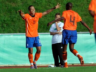 Comenzo a formarse en el equipo de su ciudad, el VV Moordrecht, en los Países Bajos. Con 9 años fichó por el Sparta Rotterdam, para tres años después acabar en las filas del PSV Eindhoven.