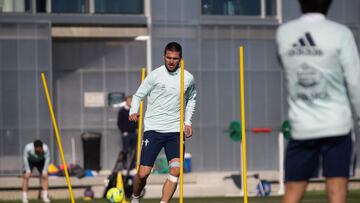 El mediocentro turco Okay Yokuslu conduce el bal&oacute;n durante un entrenamiento del Celta. 