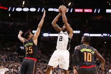 Kawhi Leonard lanza sobre la defensa de Thabo Sefolosha.