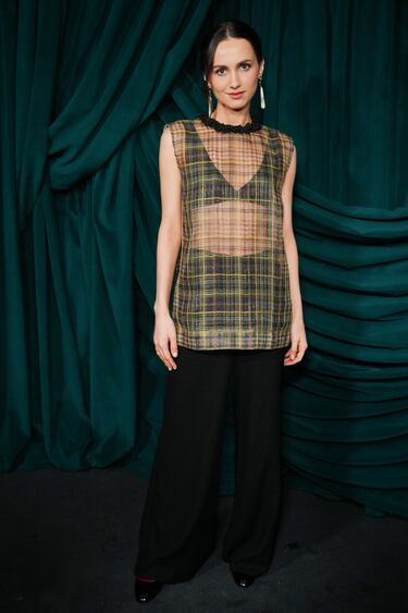 Maude Apatow posa en la alfombra roja de la cena anual Pre-Oscar celebrada en Beverly Hills. 