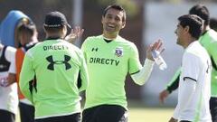 Villar se r&iacute;e con el DT H&eacute;ctor Tapia y Julio Barroso en el entrenamiento de los albos en el Monumental.