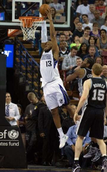 Derrick Williams machaca contra los Spurs.