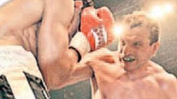 <b>VALIENTE. </b>Castillejo y Sturm durante el combate de ayer.