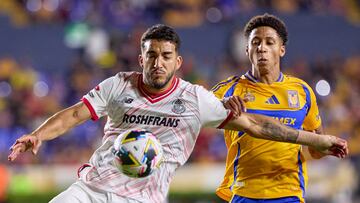 Andres Pereira (L) of Toluca fights for the ball with Jonathan Herrera (R) of Tigres during the 16th round match between Tigres UANL and Toluca as part of the Liga BBVA MX, Torneo Apertura 2024 at Universitario Stadium on November 06, 2024 in Monterrey, Nuevo Leon, Mexico.