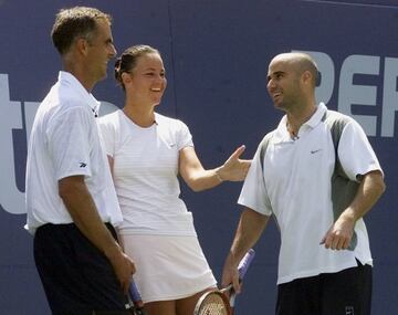 Andre Agassi y Lindsay Davenport de Estados Unidos. 