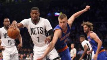 Joe Johnson coge un rebote ante Kristaps Porzingis.