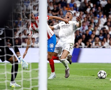 Kylian Mbappé arranca desde la derecha, se va de Witsel, sienta a Álex Moreno y cuando se dispone a regatear a Vitor Reis en el área, el defensa suelta el brazo y golpea con el codo la cara del jugador francés.