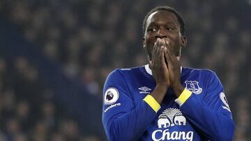 Everton&#039;s Romelu Lukaku looks dejected after missing a chance to score