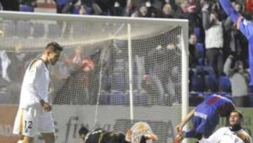 <b>ALEGRÍA. </b>Bauzá alza los brazos una vez que Camacho introduce el balón en la portería del Albacete.