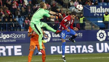 GRA541. MADRID, 19/01/2017.- El delantero uruguayo del Atl&eacute;tico de Madrid Jos&eacute; Mar&iacute;a Gim&eacute;nez (d) ante el portero del Eibar, Yoel Rodr&iacute;guez (i), durante el partido de ida de cuartos de final de la Copa del Rey que se juega hoy en el estadio Vicente Calder&oacute;n de Madrid. EFE/Juan Carlos Hidalgo