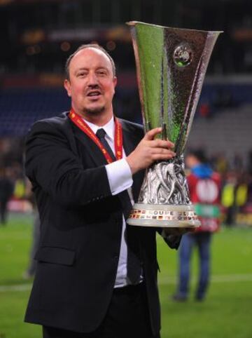 Benítez posa con el trofeo.