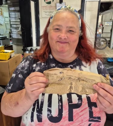 Una mujer encuentra una ‘joya escrita’ de 1900 al quitar las paredes de su apartamento: “Es un pedazo de la historia”