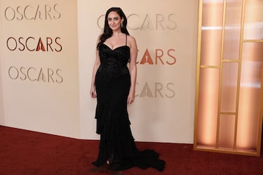 Catherine Cohen posa en la alfombra roja del Dolby Theatre.