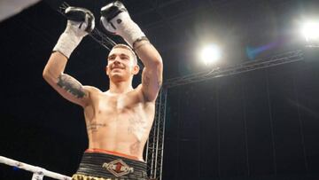 Jon Fernández celebra su victoria tras un combate.