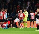 PSV remonta ante en casa ante United que sufre por Luke Shaw
