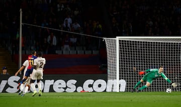 4-1. Hat-trick de Raphinha en un gran contragolpe del conjunto azulgrana. Asistencia de Lamine Yamal al espacio para el brasileño que controla con el pecho, avanza con el balón, dispara cruzado y raso para superar a Manuel Neuer.