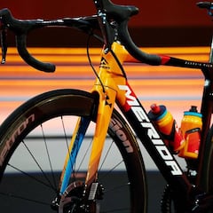 Las bicis y maillots de los equipos ciclistas en la temporada 2020