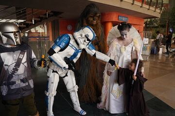 Los cosplayers transforman la Comic Con de Málaga en un desfile de personajes icónicos.