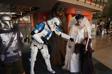 Los cosplayers transforman la Comic Con de Málaga en un desfile de personajes icónicos.