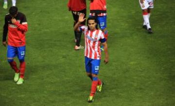 Falcao se despide de la afición del Vicente Calderón.