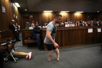 El atleta paral赤mpico sudafricano Oscar Pistorius se mostr車 sin pr車tesis durante en el tercer d赤a de su audiencia para revisar su sentencia por el asesinato de su novia.