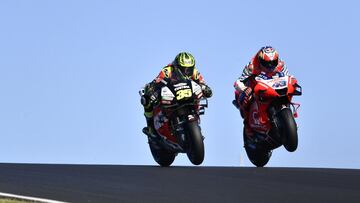 Miller y Crutchlow saliendo de la curva 8.