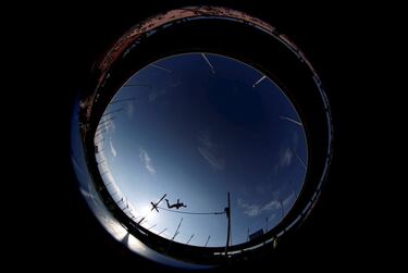 Espectacular instantánea captada por el fotógrafo en el momento en el que la eslovena Tina Sutej compite en la prueba de salto con pértiga en las finales de la Diamond League, disputadas en Zúrich. Una muestra de la fotografía elevada a la categoría de arte.