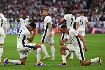 Jude Bellingham y Trent Alexander-Arnold, jugadores de la Selección inglesa, celebran el gol anotado por el primero ante Serbia.