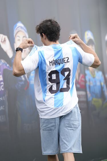 El octacampeón del mundo posa con la camiseta de la Seleccción de Argentina con su nombre y su número fetiche, el 93, serigrafiado en su espalda.