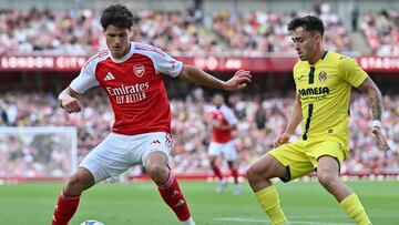 Arsenal's Danish defender #16 Christian Norgaard (L) tries to hold off the challenge of Villarreal's Spanish midfielder #20 Alberto Moleiro (R) during the pre-season friendly football match between Arsenal and Villarreal at the Emirates Stadium in London on August 6, 2025. (Photo by Glyn KIRK / AFP)