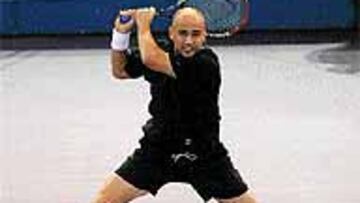 <b>UN VENDAVAL</b>. Andre Agassi sacó literalmente del partido a Ferrero con la potencia de sus golpes.