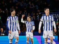 SAN SEBASTIÁN, 07/02/2026.- El delantero de la Real Sociedad Mikel Oyarzabal (c) celebra el segundo gol de su equipo durante el partido de LaLiga entre la Real Sociedad y el Elche, este sábado en el estadio de Anoeta. EFE/ Javier Etxezarreta