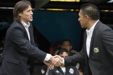 Matías Almeyda e Ignacio Ambriz en el saludo previo al inicio del choque entre Águilas y Chivas.