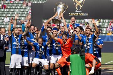 Los festejos del ‘Piojo’ Herrera con Las Águilas tendrán que esperar para otra ocasión. Los Gallos Blancos del Querétaro se adjudicaron la Supercopa MX al derrotar al América por marcador de 2-0. Con goles de Emanuel Villa e Hiram Mier, los dirigidos por Jaime Lozano impidieron que Herrera iniciara su nuevo ciclo con las Águilas con un título.