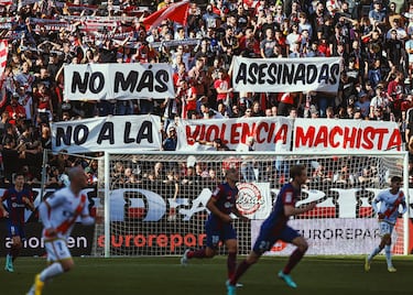 Seguidores del Rayo despliegan una pancarta contra la violencia machista con motivo del Día Internacional de la Eliminación de la Violencia contra la Mujer durante el partido.