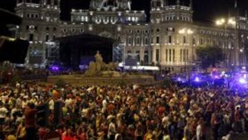 Miles de aficionados celebran el domingo en la plaza de la Cibeles, la victoria frente a Italia por 4-0.