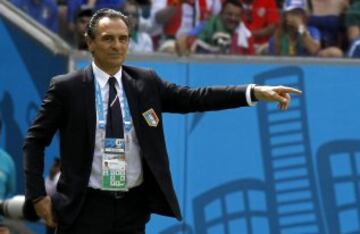 El entrenador de la selección italiana Cesare Prandelli da instrucciones a sus jugadores durante el partido Italia-Costa Rica, del Grupo D del Mundial de Fútbol de Brasil 2014, en el Arena Pernambuco de Recife.