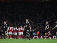 Soccer Football - UEFA Champions League - Arsenal v Bayern Munich - Emirates Stadium, London, Britain - November 26, 2025 Bayern Munich's Harry Kane, Aleksandar Pavlovic, Josip Stanisic and Lennart Karl look dejected after Arsenal's Noni Madueke scores their second goal REUTERS/David Klein