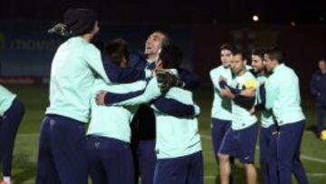 Los jugadores del Barça, durante el entrenamiento antes de viajar a Getafe.