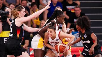 Alba Torrens y Awa Fam, durante el partido contra Alemania en Hamburgo.