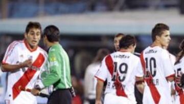 <b>TRISTEZA. </b>Los jugadores de River, desolados tras el final del partido