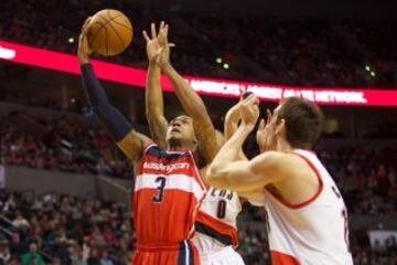 Bradley Beal, anota ante la mirada de Claver.