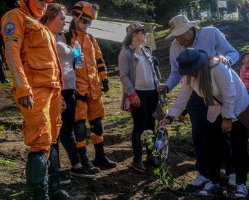 Homenaje en honor a las víctimas del accidente aéreo, en Antioquia, Colombia.